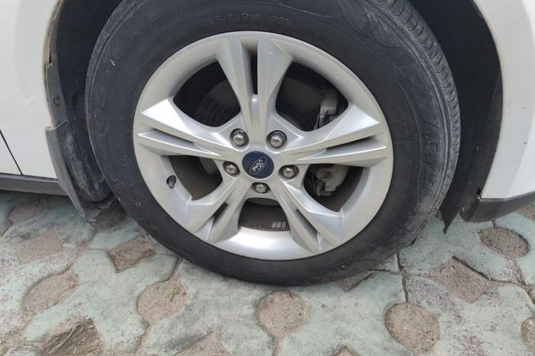 Used Ford Focus 2015 Hatchback 1.6L Automatic Comfort Model Right Front Wheel Hub