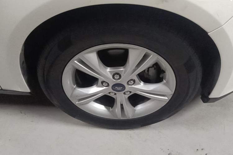Used Ford Focus 2015 Sedan 1.6L Automatic Comfort Model Right Front Wheel Hub