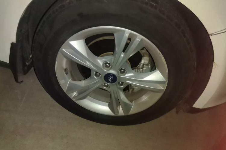Used Ford Focus 2015 Sedan 1.6L Automatic Comfort Model Right Front Wheel Hub