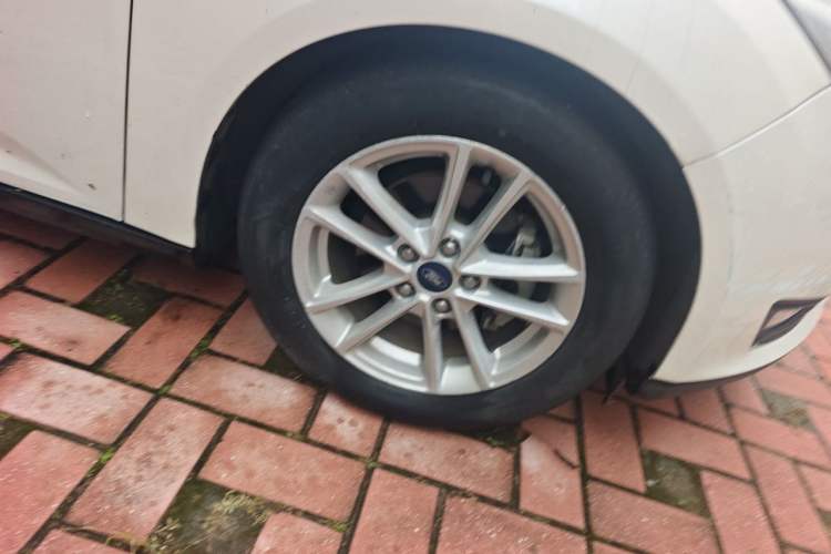 Used Ford Focus 2015 Sedan EcoBoost 125 Automatic Supreme Style Edition Right Front Wheel Hub