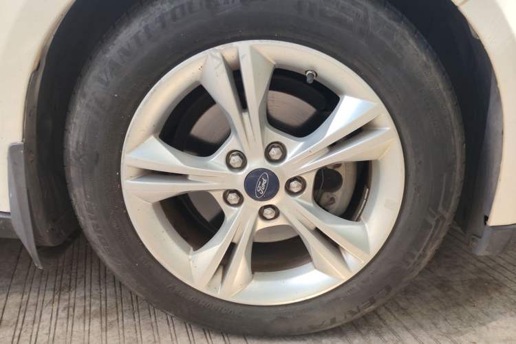 Used Ford Focus 2015 Sedan 1.6L Automatic Comfort Model Right Front Wheel Hub
