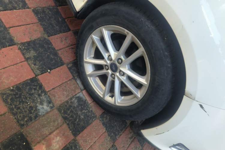 Used Ford Focus 2015 Sedan EcoBoost 125 Manual – Ultra-Style Edition Right Front Wheel Hub