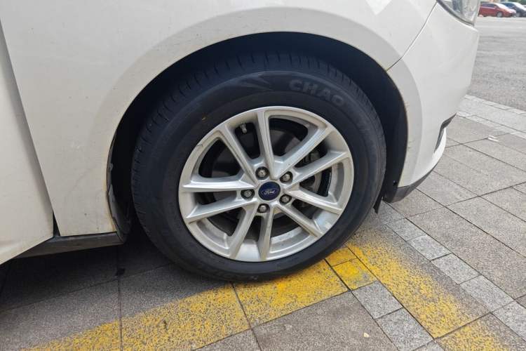 Used Ford Focus 2015 Sedan EcoBoost 180 Automatic Elite Model Right Front Wheel Hub
