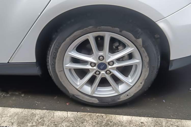 Used Ford Focus 2015 Hatchback 1.6L Manual Fashion Edition Right Front Wheel Hub