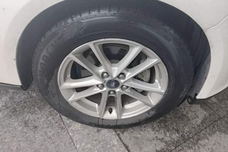 Used Ford Focus 2015 Sedan 1.6L Manual Fashion Edition Right Front Wheel Hub