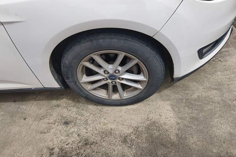 Used Ford Focus 2015 Hatchback 1.6L Automatic Fashion Edition Right Front Wheel Hub