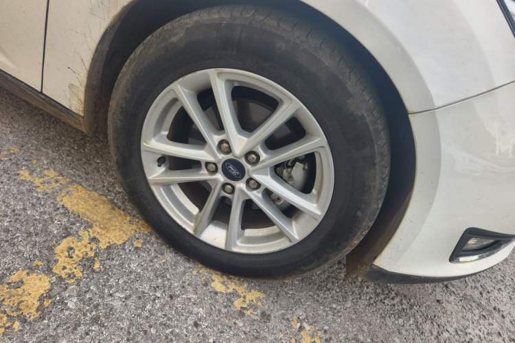 Used Ford Focus 2015 Hatchback 1.6L Automatic Fashion Edition Right Front Wheel Hub