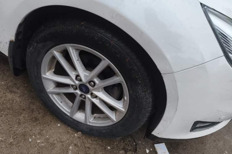 Used Ford Focus 2015 Sedan EcoBoost 180 Automatic Elite Model Right Front Wheel Hub