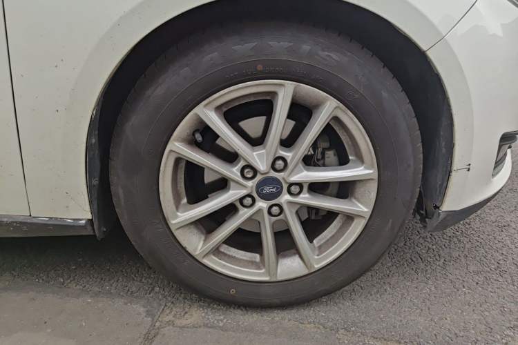 Used Ford Focus 2015 Hatchback EcoBoost 125 Automatic Supreme Style Edition Right Front Wheel Hub