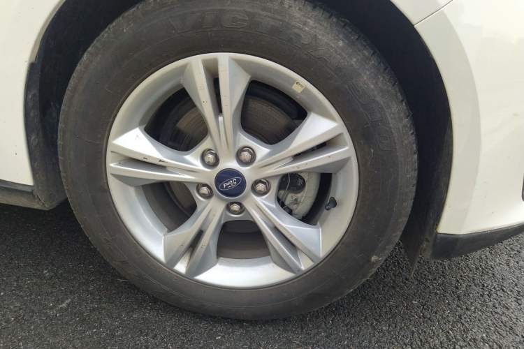 Used Ford Focus 2015 Sedan 1.6L Automatic Comfort Model Right Front Wheel Hub