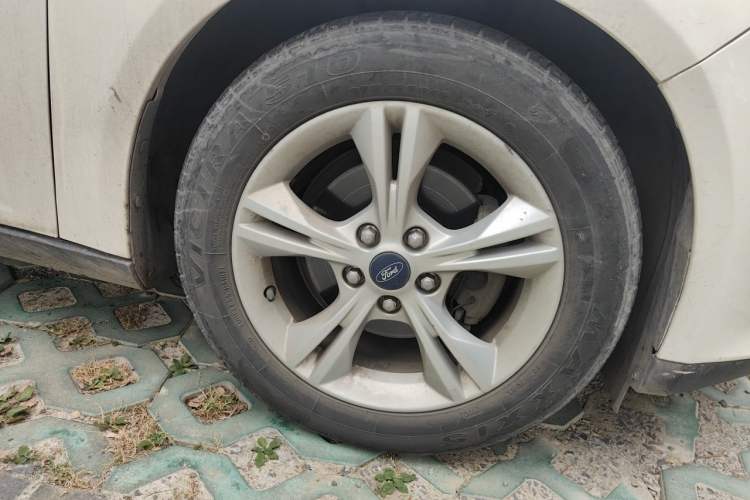 Used Ford Focus 2015 Sedan 1.6L Automatic Comfort Model Right Front Wheel Hub