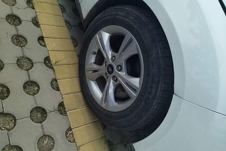 Used Ford Focus 2015 Sedan 1.6L Automatic Comfort Model Right Front Wheel Hub