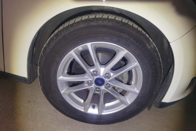 Used Ford Focus 2015 Sedan EcoBoost 180 Automatic Elite Model Right Front Wheel Hub