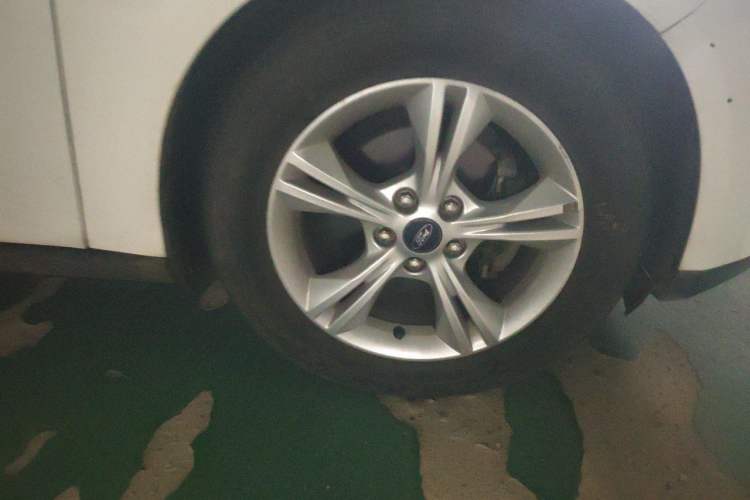 Used Ford Focus 2015 Sedan 1.6L Manual Comfort Model Right Front Wheel Hub