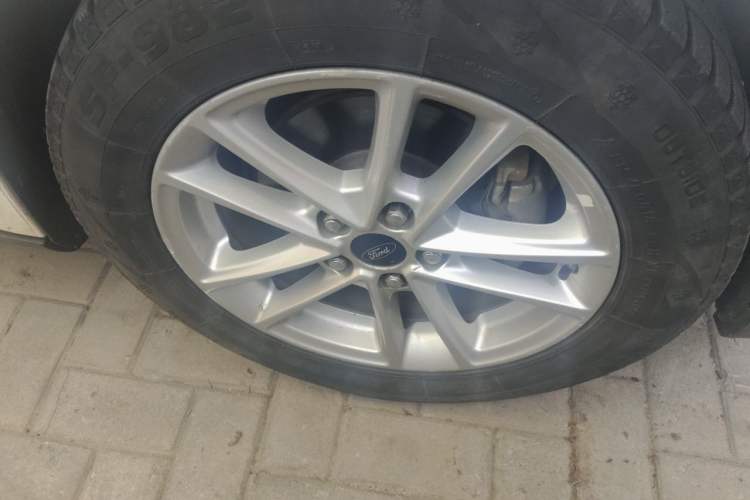 Used Ford Focus 2015 Sedan EcoBoost 125 Automatic Supreme Style Edition Right Front Wheel Hub