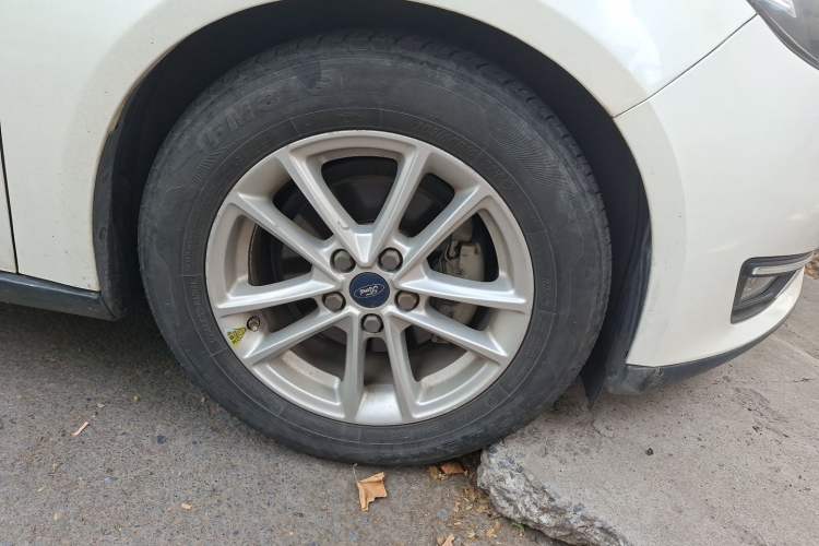 Used Ford Focus 2015 Sedan EcoBoost 125 Automatic Supreme Style Edition Right Front Wheel Hub
