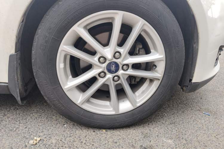 Used Ford Focus 2015 Sedan EcoBoost 125 Automatic Supreme Style Edition Right Front Wheel Hub