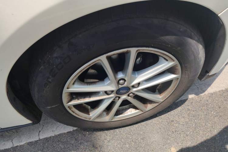 Used Ford Focus 2015 Hatchback EcoBoost 125 Automatic Supreme Style Edition Right Front Wheel Hub