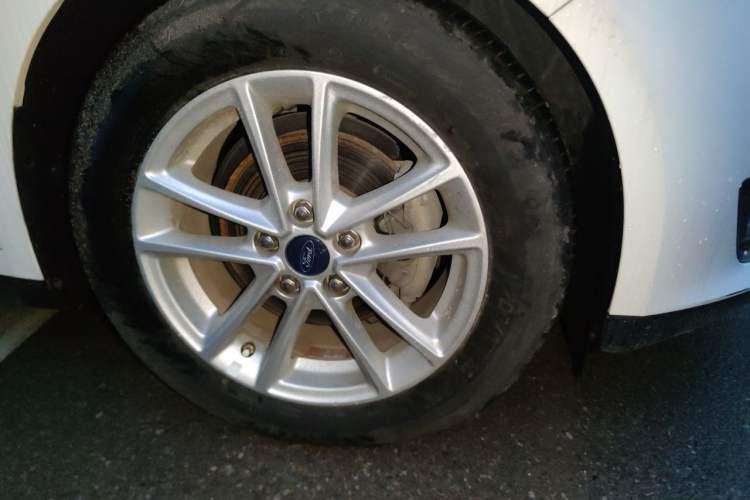 Used Ford Focus 2015 Hatchback EcoBoost 125 Automatic Supreme Style Edition Right Front Wheel Hub