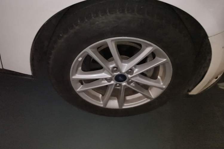 Used Ford Focus 2015 Sedan 1.6L Automatic Trend Model Right Front Wheel Hub