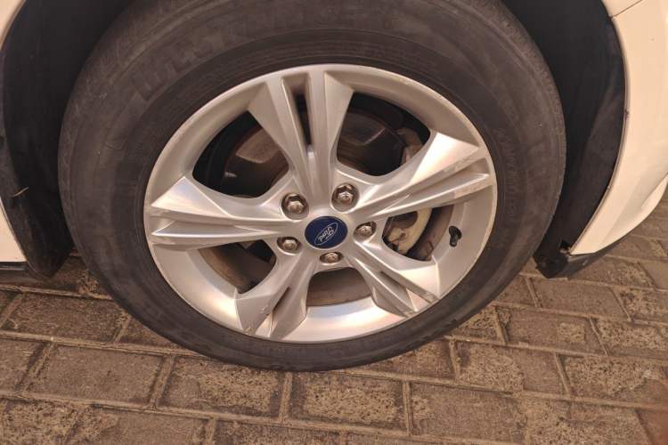 Used Ford Focus 2015 Hatchback 1.6L Automatic Comfort Model Right Front Wheel Hub