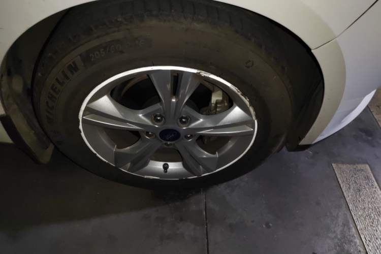 Used Ford Focus 2015 Sedan 1.6L Automatic Comfort Model Right Front Wheel Hub