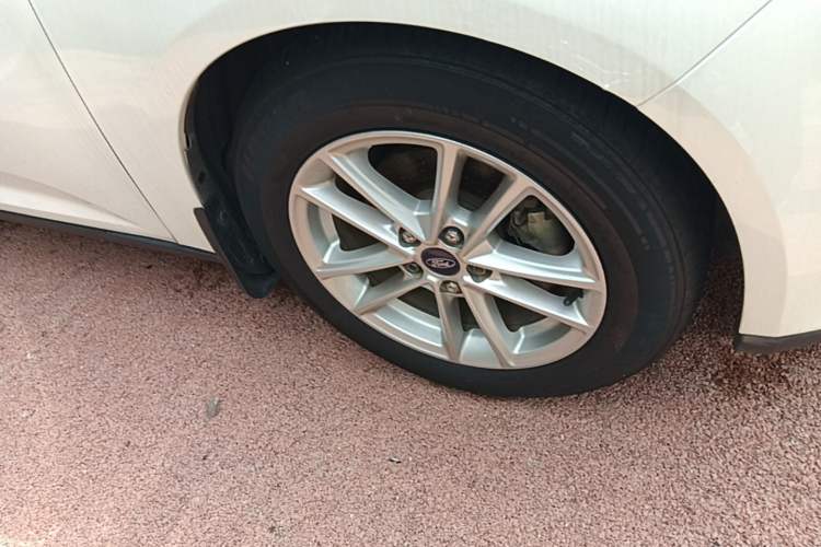 Used Ford Focus 2015 Sedan EcoBoost 125 Automatic Supreme Style Edition Right Front Wheel Hub