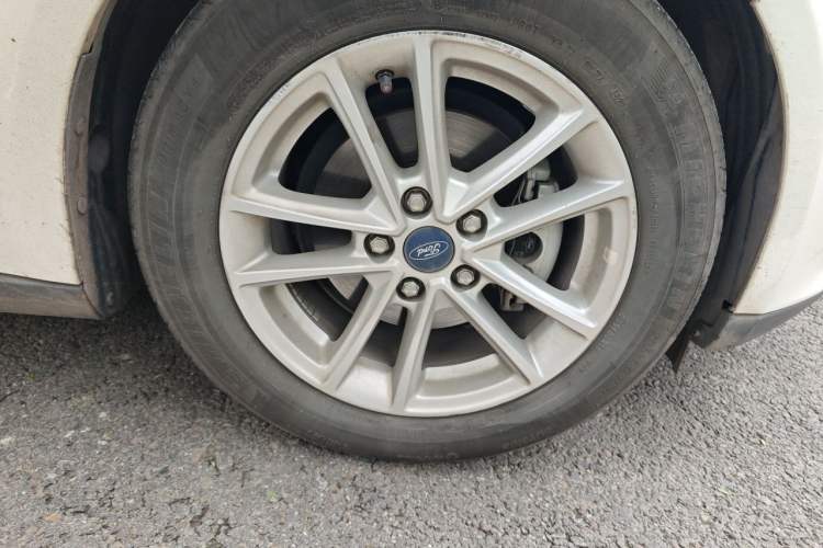 Used Ford Focus 2015 Sedan EcoBoost 125 Automatic Supreme Style Edition Right Front Wheel Hub