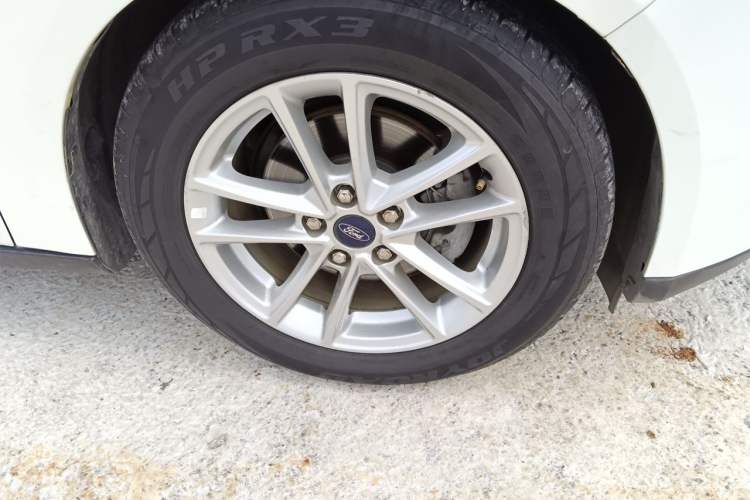 Used Ford Focus 2015 Sedan EcoBoost 125 Automatic Supreme Style Edition Right Front Wheel Hub