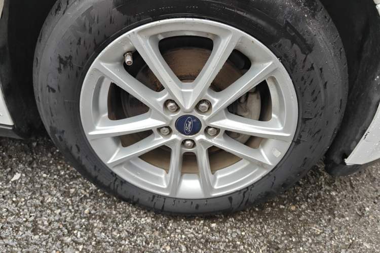 Used Ford Focus 2015 Hatchback 1.6L Automatic Fashion Edition Right Front Wheel Hub