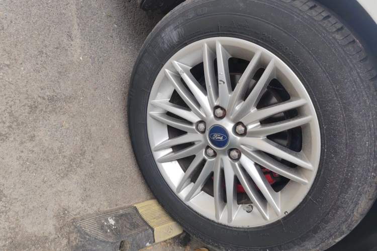 Used Ford Focus 2015 Sedan EcoBoost 180 Automatic Flagship Model Right Front Wheel Hub