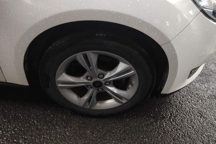 Used Ford Focus 2015 Sedan 1.6L Manual Comfort Model Right Front Wheel Hub