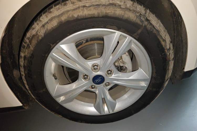 Used Ford Focus 2015 Hatchback 1.6L Automatic Comfort Model Right Front Wheel Hub