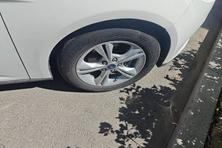 Used Ford Focus 2015 Sedan 1.6L Manual Comfort Model Right Front Wheel Hub