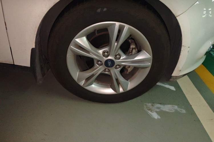 Used Ford Focus 2015 Sedan 1.6L Automatic Trend Model Right Front Wheel Hub