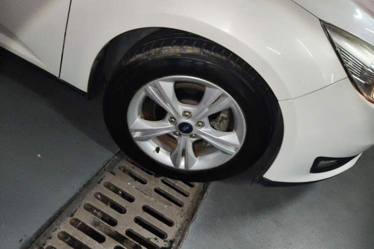 Used Ford Focus 2015 Hatchback 1.6L Automatic Comfort Model Right Front Wheel Hub
