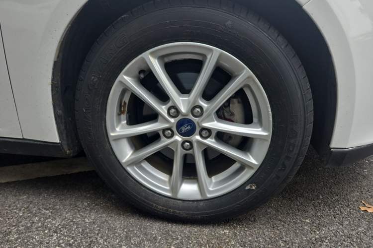 Used Ford Focus 2015 Sedan 1.6L Automatic Trend Model Right Front Wheel Hub