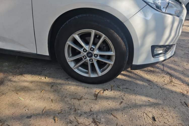 Used Ford Focus 2015 Hatchback EcoBoost 125 Automatic Supreme Style Edition Right Front Wheel Hub