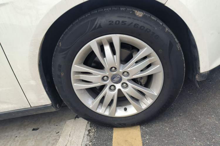 Used Ford Focus 2015 Sedan 1.6L Manual Comfort Model Right Front Wheel Hub