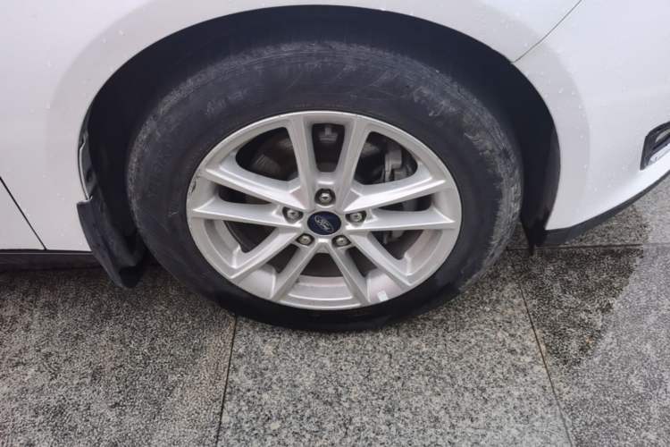 Used Ford Focus 2015 Sedan 1.6L Automatic Trend Model Right Front Wheel Hub