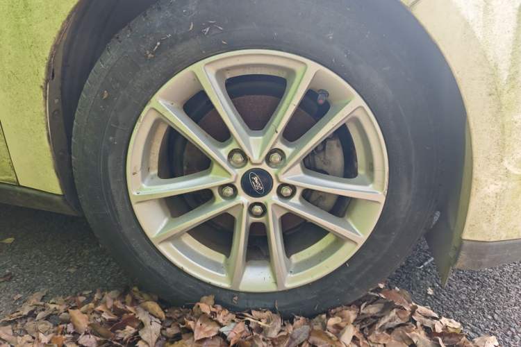 Used Ford Focus 2015 Hatchback EcoBoost 125 Automatic Supreme Style Edition Right Front Wheel Hub