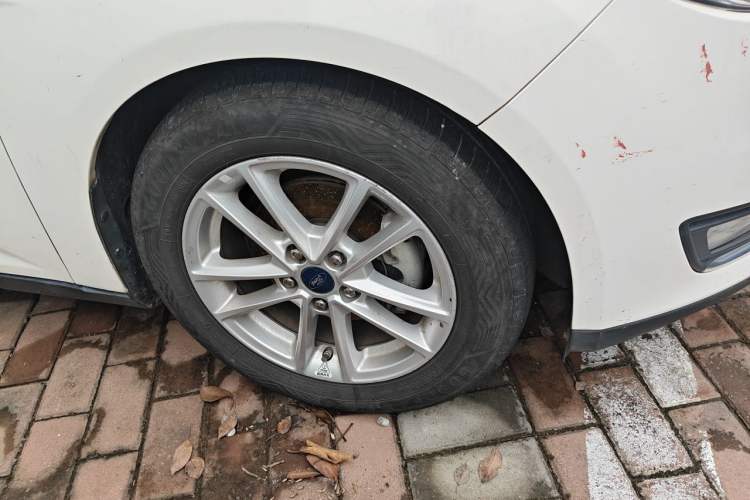 Used Ford Focus 2015 Hatchback EcoBoost 125 Automatic Supreme Style Edition Right Front Wheel Hub