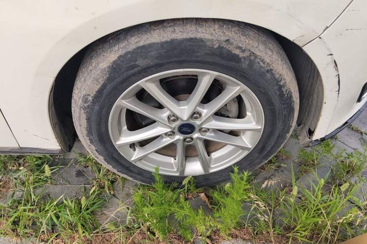 Used Ford Focus 2015 Hatchback 1.6L Automatic Fashion Edition Right Front Wheel Hub