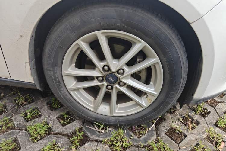 Used Ford Focus 2015 Hatchback EcoBoost 125 Automatic Supreme Style Edition Right Front Wheel Hub