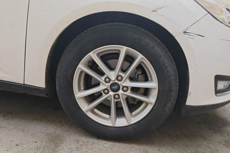 Used Ford Focus 2015 Hatchback 1.6L Automatic Fashion Edition Right Front Wheel Hub