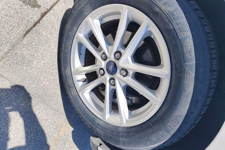 Used Ford Focus 2015 Hatchback EcoBoost 125 Automatic Supreme Style Edition Right Front Wheel Hub
