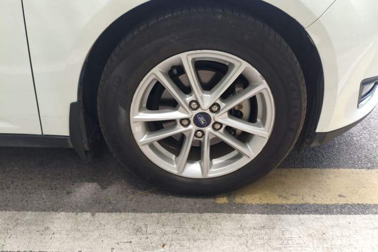 Used Ford Focus 2015 Hatchback 1.6L Automatic Fashion Edition Right Front Wheel Hub