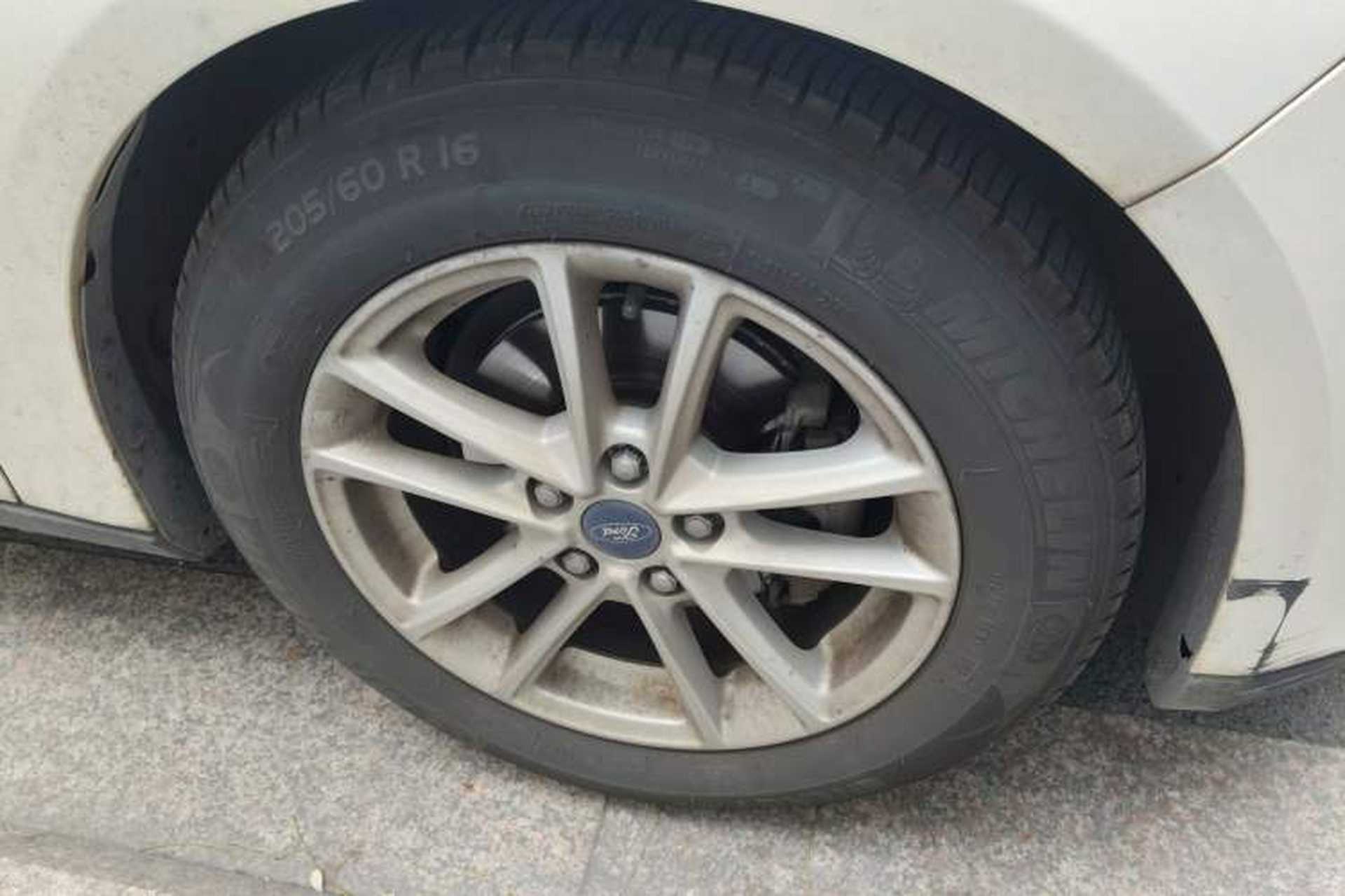 Used Ford Focus 2015 Hatchback EcoBoost 125 Automatic Supreme Style Edition Right Front Wheel Hub