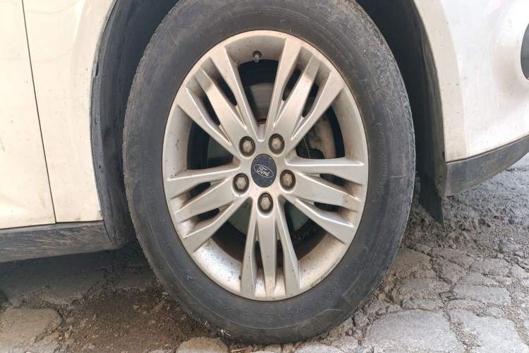 Used Ford Focus 2015 Sedan 1.6L Manual Comfort Model Right Front Wheel Hub