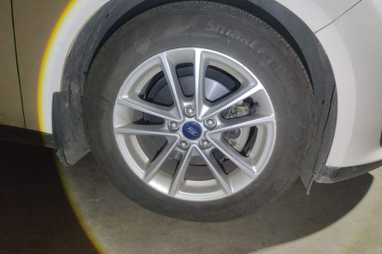 Used Ford Focus 2015 Hatchback EcoBoost 125 Automatic Supreme Style Edition Right Front Wheel Hub